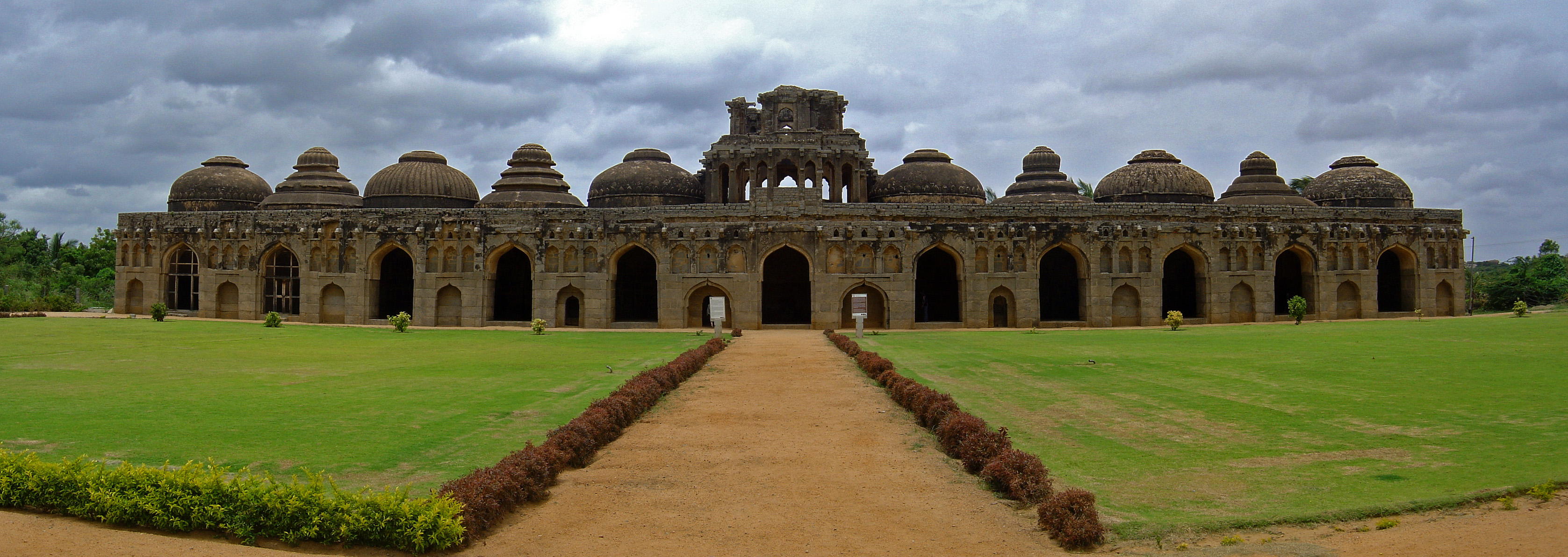 Elephant_stables,_Hampi,_Karnataka,_India.jpg