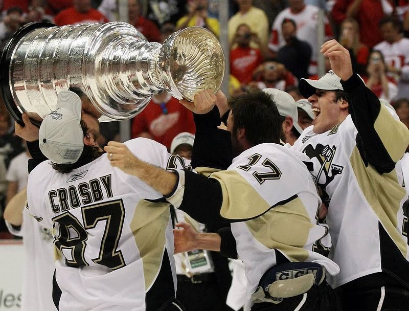 sidney-crosby-stanley-cup-kiss.jpg