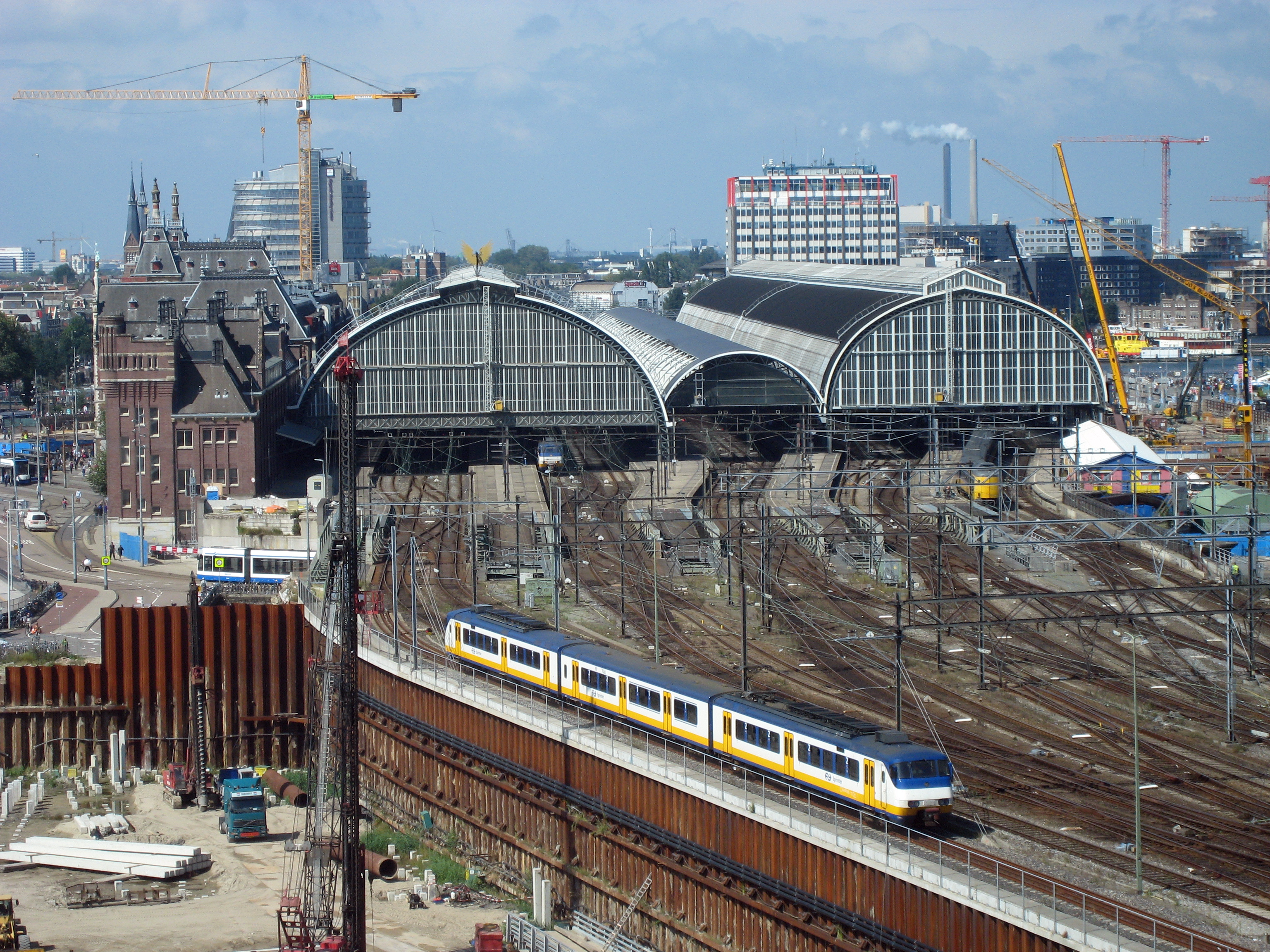 Amsterdam_centraal_side.jpg