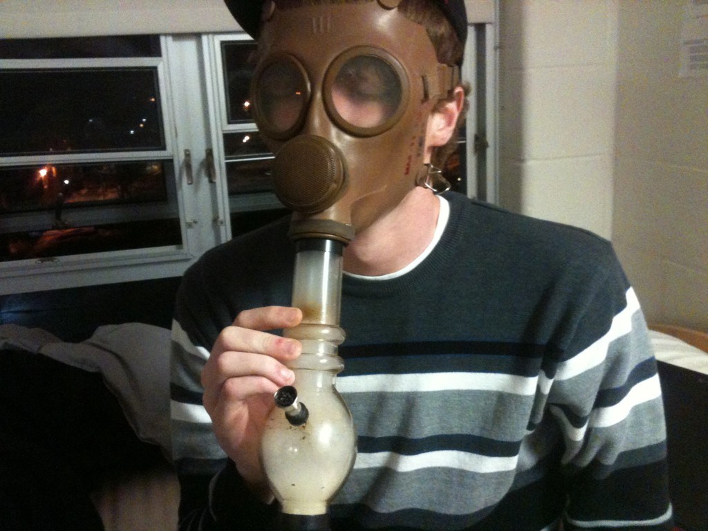 hot-boxing-gas-mask-bong.jpg