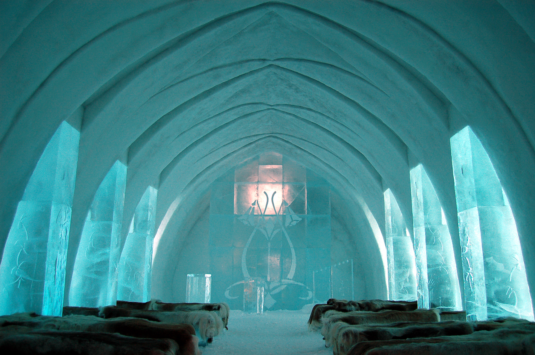 Ice_Hotel_Church_Jukkasj%C3%A4rvi.jpg