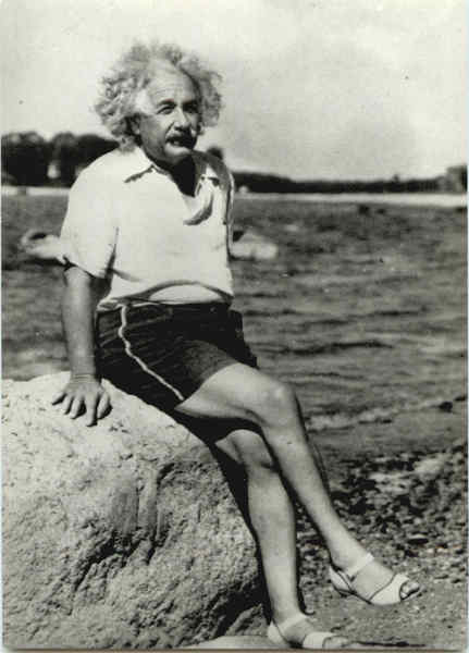 albert-einstein-at-beach-1945-celebrities-28954.jpg