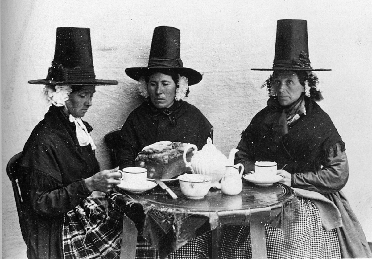 three+ladies+at+tea.jpg