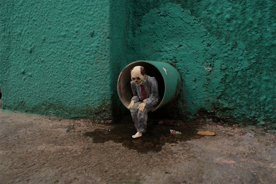 isaac-cordal-cement-eclipses_11.jpg