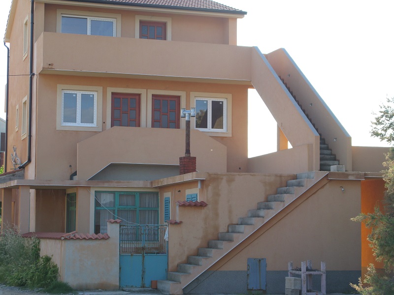 10-houses-and-stairs.jpg