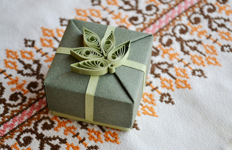 green_origami_gift_box_with_quilling_ornament_ii_by_reversecascade-d5q2if7.jpg