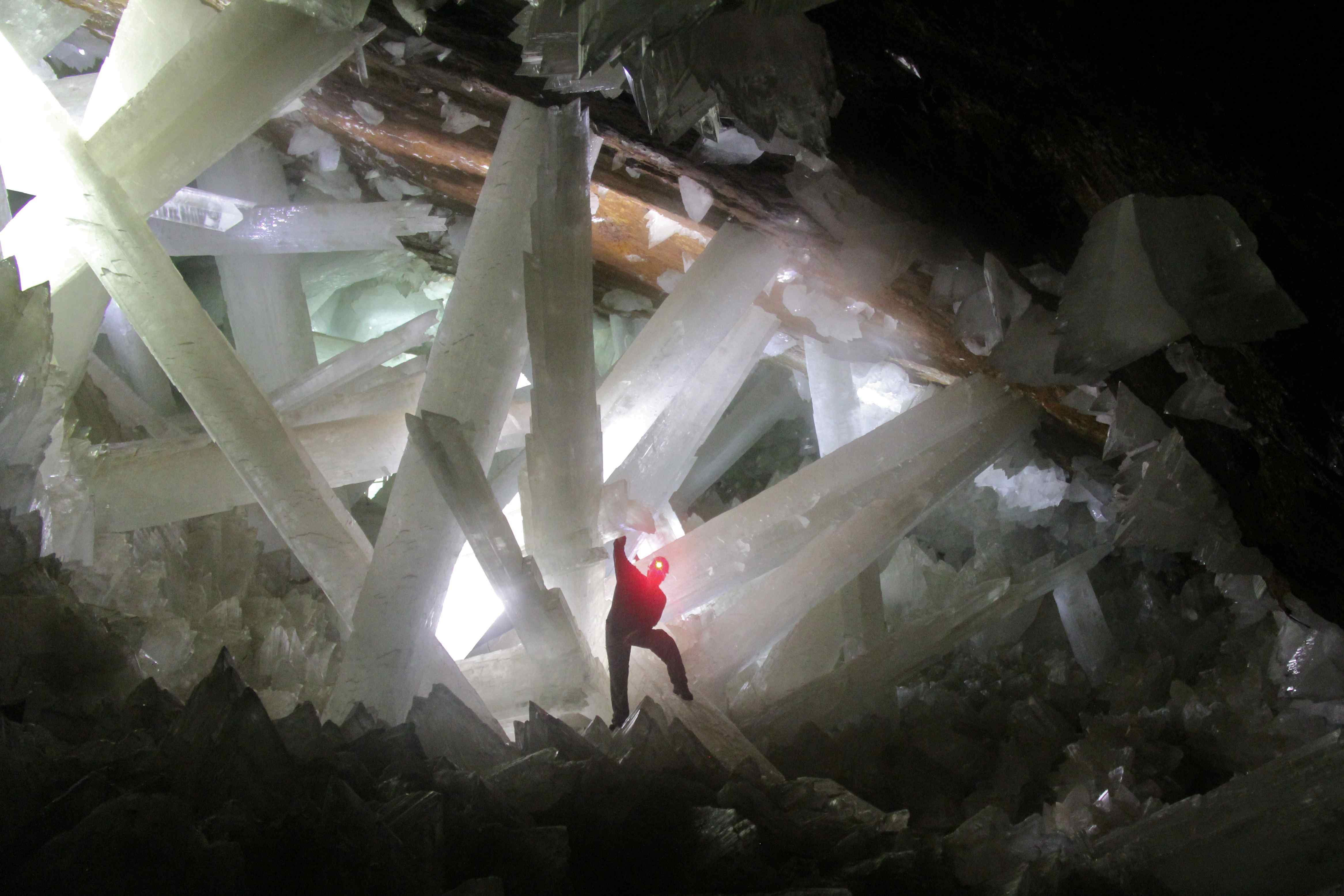 Cave-of-the-Crystals-Naica-Mexico-Giant-Crystals-Expedition-Red-Light.jpg
