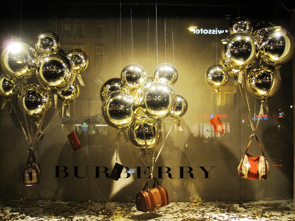 best-window-displays_burberry_2012_christmas_christmas-ball-balloons_01-1000x750.jpg