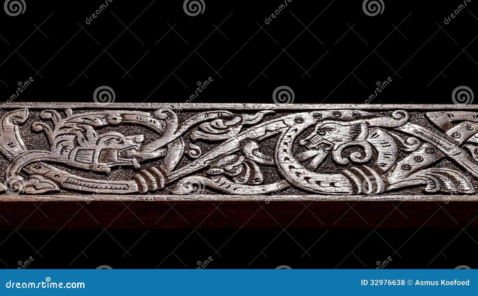 viking-wood-carving-like-depicting-two-fire-breathing-dragons-fighting-32976638.jpg
