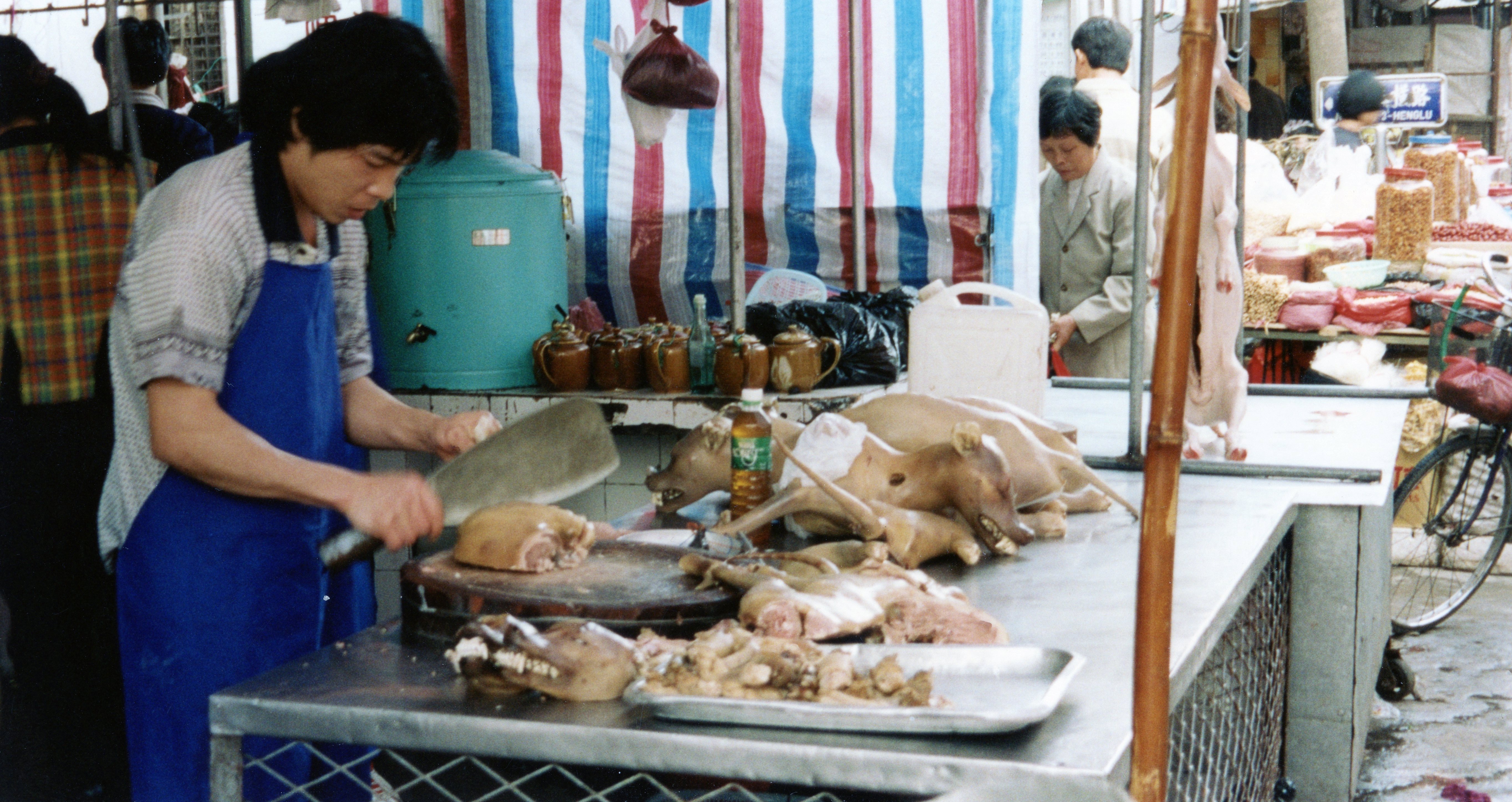 Dogs_being_butchered_in_Guangdong,_China_1999.jpg