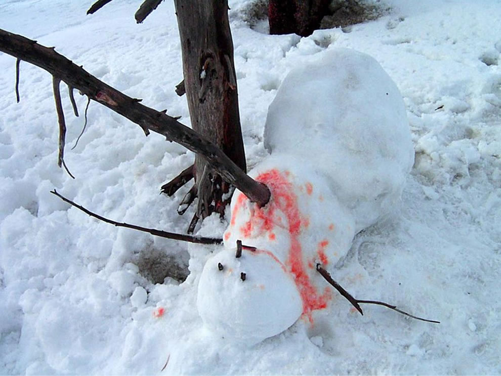 Snowman-nightmare-Dead-Calvin-and-Hobbes-esque-murdered-snowman.jpg
